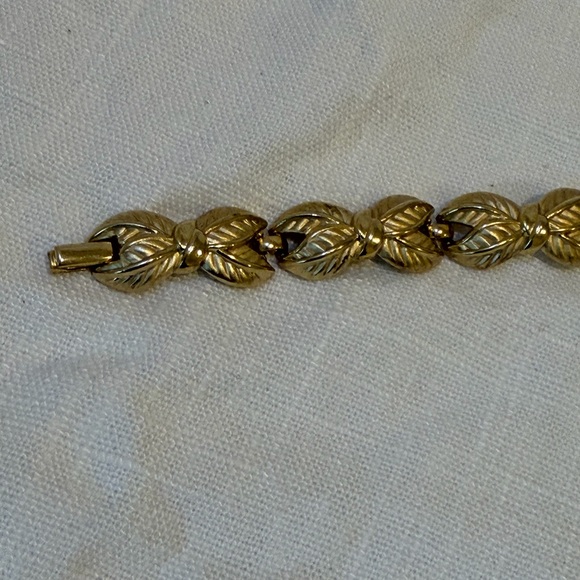 Vintage Trifari Gold Tone 7in Elegant Leaf Bracelet 1950s - Picture 3 of 5